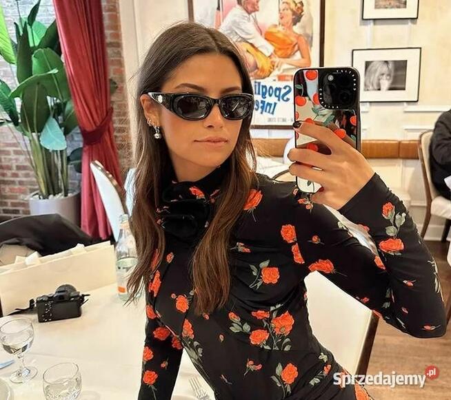 Czarne body z motywem kwiatów