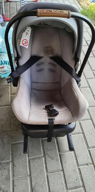 Nosidełko firmy Nuna z bazą isofix