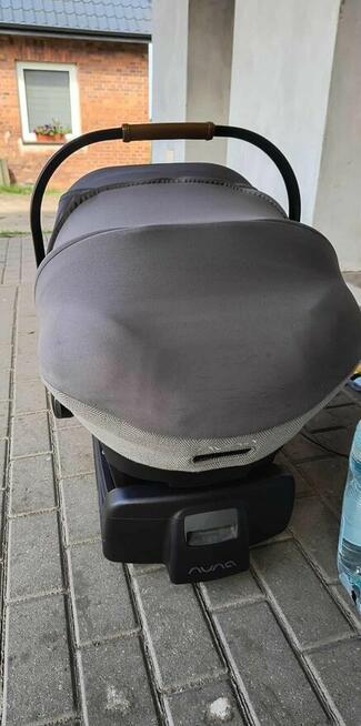 Nosidełko firmy Nuna z bazą isofix