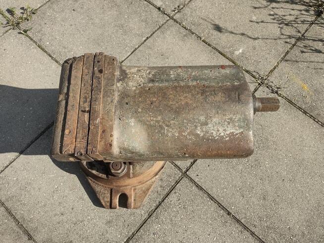 Imadło maszynowe uchylne obrotowe