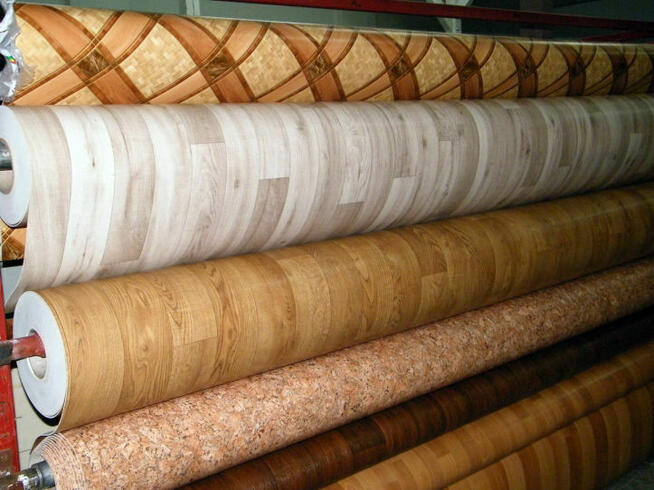 Wózek do materiałów w rolkach