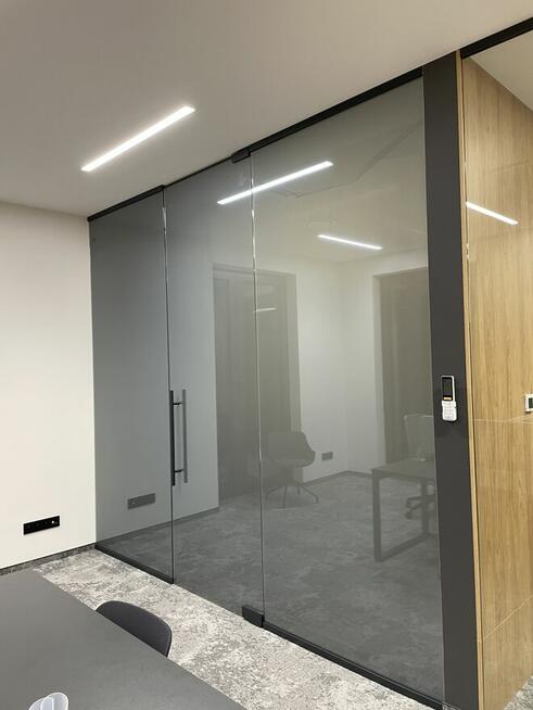 Ścianki szklane z inteligentną Folią