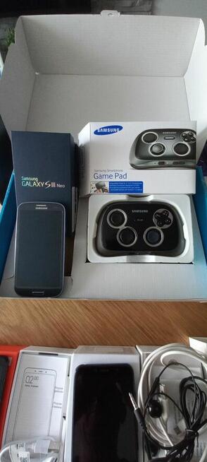 Zestaw 6 telefonów i 2 tabletów z akcesoriami