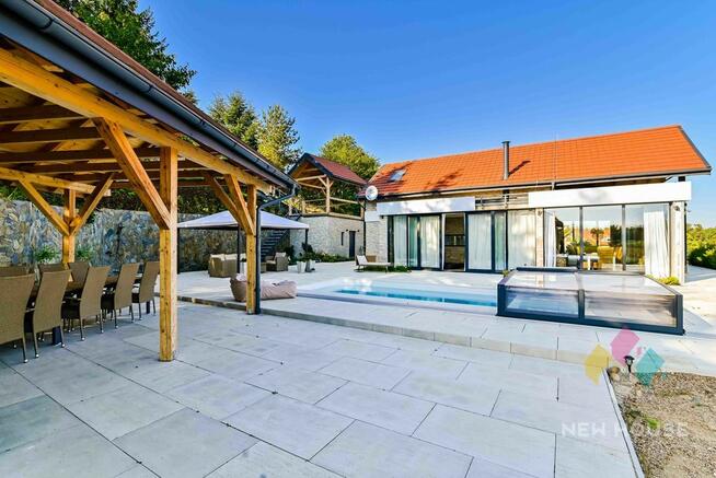 Posiadłość na wzgórzu z widokiem i basenem