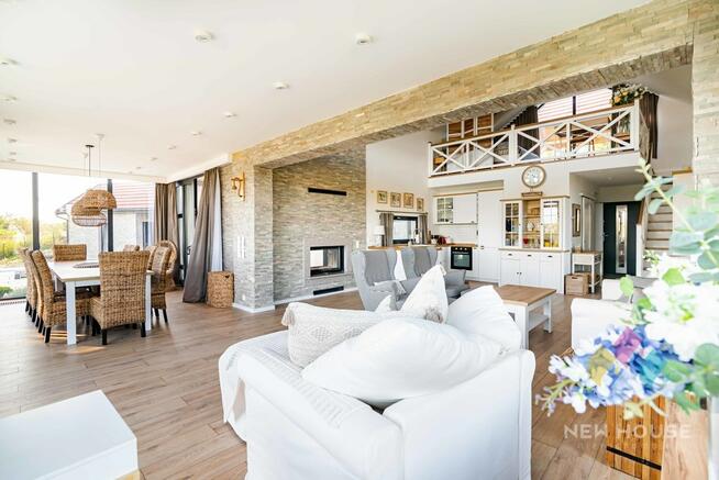 Posiadłość na wzgórzu z widokiem i basenem