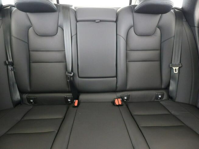 Volvo V60 T6 AWD Ultra Dark Hybryda Plug-In MY 2025