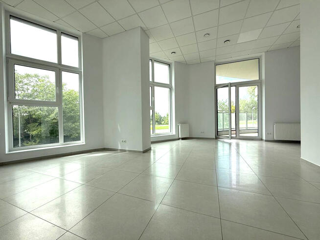 Jasne przestron biuro w nowoczesnym wieżowcu