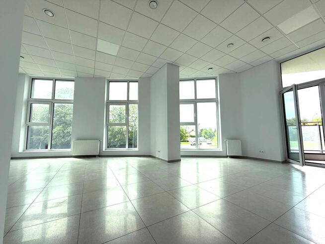 Jasne przestron biuro w nowoczesnym wieżowcu