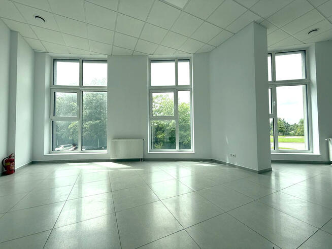 Jasne przestron biuro w nowoczesnym wieżowcu