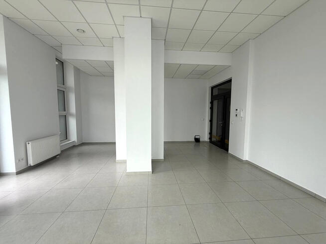 Jasne przestron biuro w nowoczesnym wieżowcu