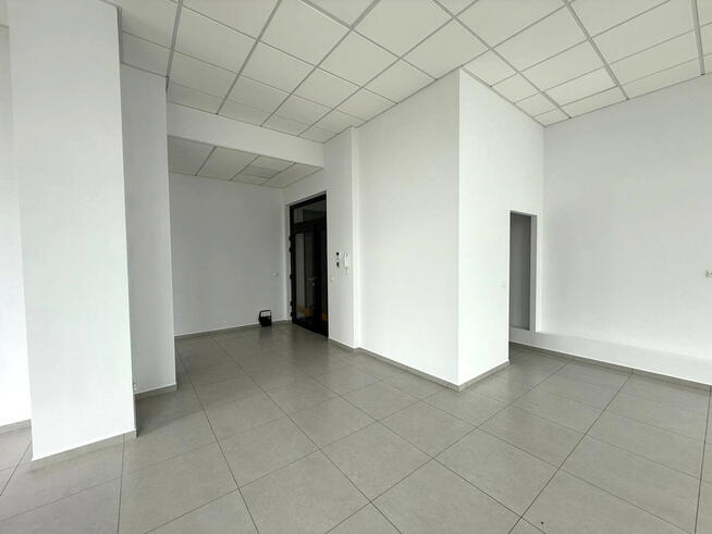 Jasne przestron biuro w nowoczesnym wieżowcu