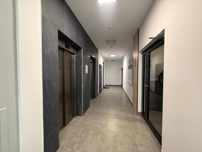 Jasne przestron biuro w nowoczesnym wieżowcu