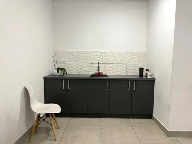 Jasne przestron biuro w nowoczesnym wieżowcu