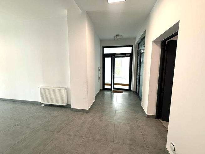 Jasne przestron biuro w nowoczesnym wieżowcu