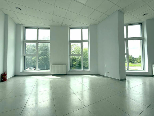 Jasne przestron biuro w nowoczesnym wieżowcu