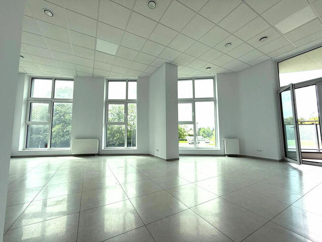 Jasne przestron biuro w nowoczesnym wieżowcu