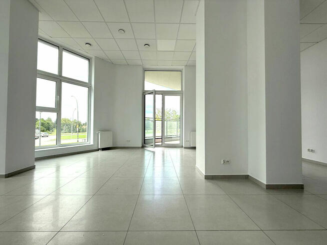 Jasne przestron biuro w nowoczesnym wieżowcu