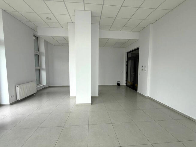 Jasne przestron biuro w nowoczesnym wieżowcu