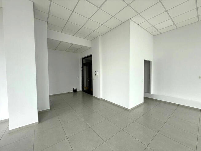 Jasne przestron biuro w nowoczesnym wieżowcu