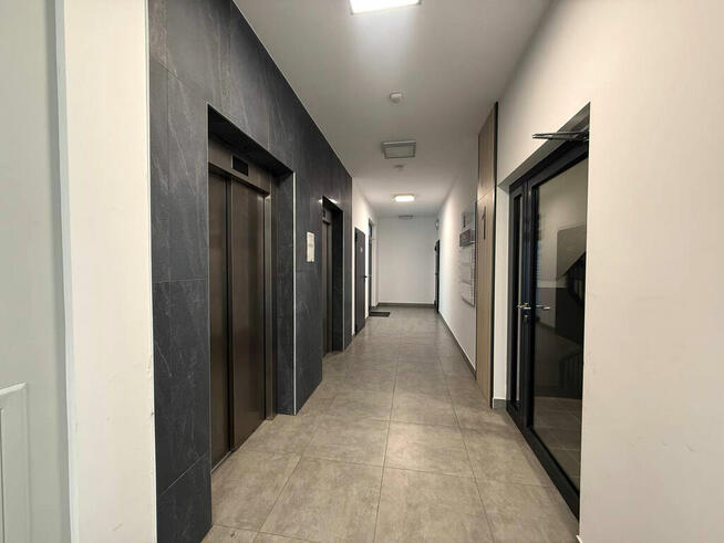 Jasne przestron biuro w nowoczesnym wieżowcu