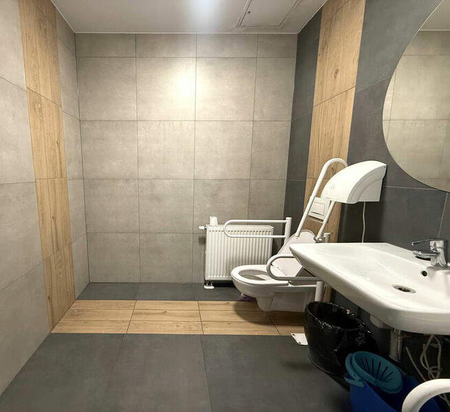 Jasne przestron biuro w nowoczesnym wieżowcu