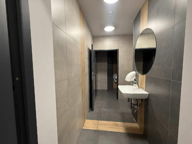 Jasne przestron biuro w nowoczesnym wieżowcu