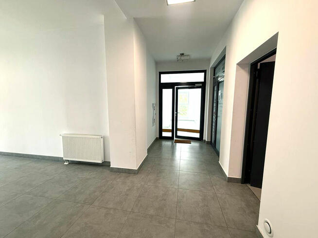 Jasne przestron biuro w nowoczesnym wieżowcu