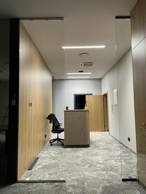 Ścianki szklane z inteligentną Folią