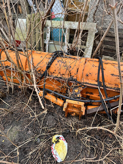 Syndyk sprzeda pług do odśnieżania