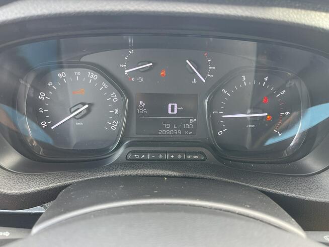 Opel Vivaro Blaszak Zabudowa Czujniki park. Klimatyzacja
