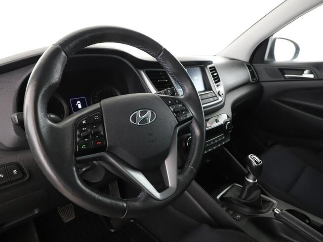 Hyundai Tucson navi klima auto grzane fotele kamera i czujniki parkowania