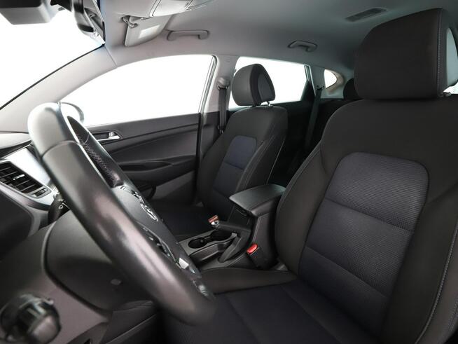 Hyundai Tucson navi klima auto grzane fotele kamera i czujniki parkowania