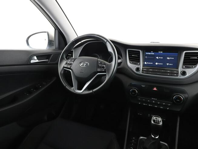Hyundai Tucson navi klima auto grzane fotele kamera i czujniki parkowania