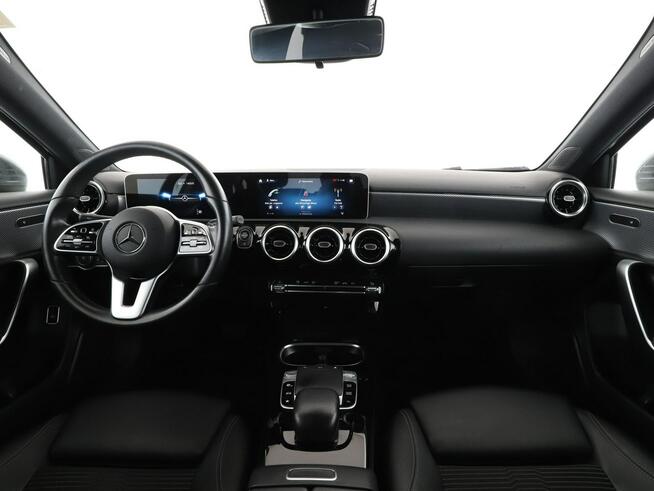 Mercedes A 200 automat full LED półskóra navi grzane fotele kamera i czujniki parkowa