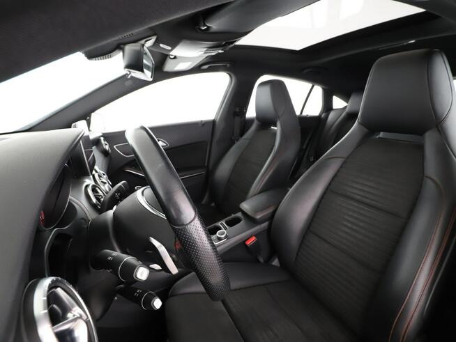 Mercedes CLA 180 automat full LED skóra/alcantara szyberdach navi klima auto kamera i c