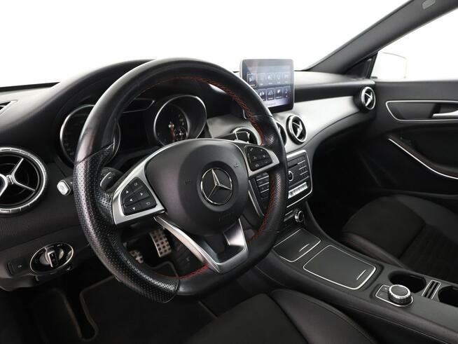 Mercedes CLA 180 automat full LED skóra/alcantara szyberdach navi klima auto kamera i c