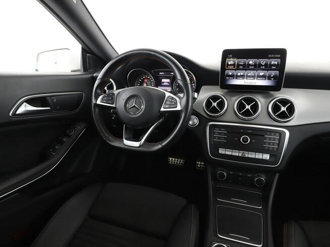 Mercedes CLA 180 automat full LED skóra/alcantara szyberdach navi klima auto kamera i c