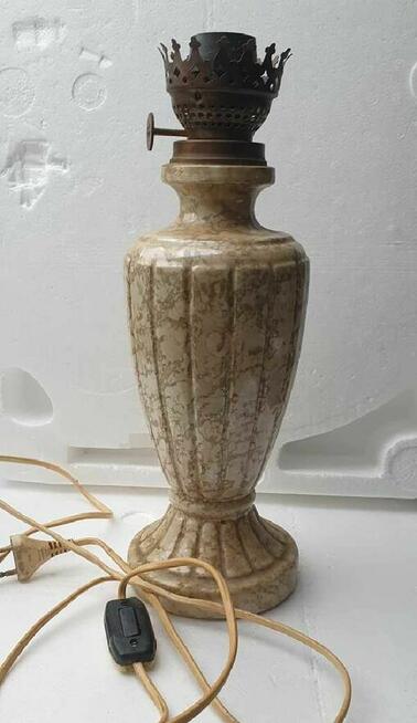 Vintage lampa stołowa stylizowana na lampę naftowmą