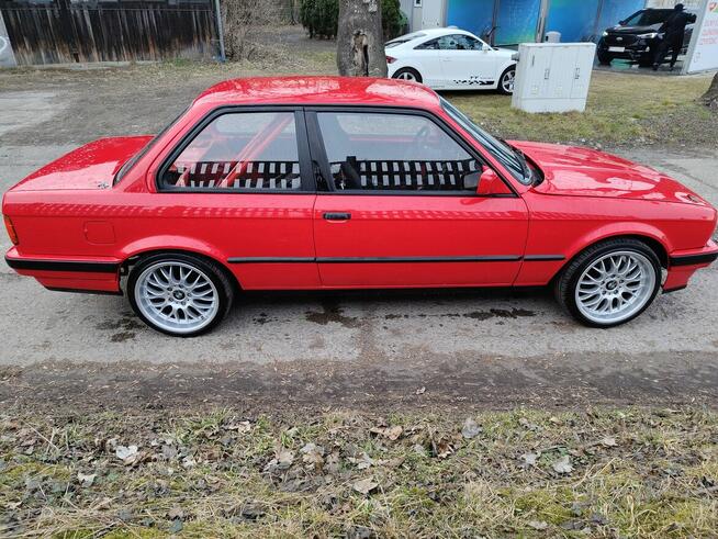 RESTMOD BMW E30 325i z nutką motosportu