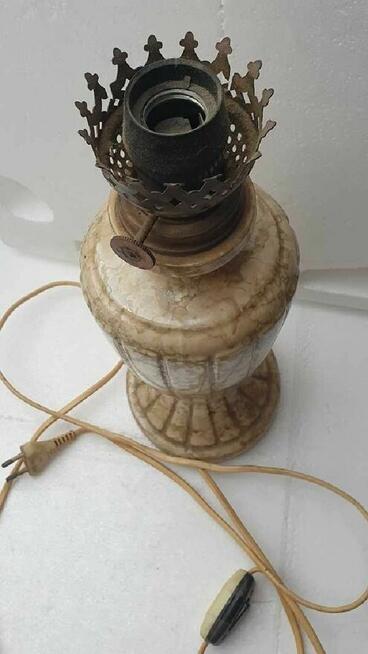 Vintage lampa stołowa stylizowana na lampę naftowmą