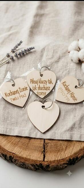 Drewniany Eko-Breloczek w kształcie serca z Twoim Grawerem –