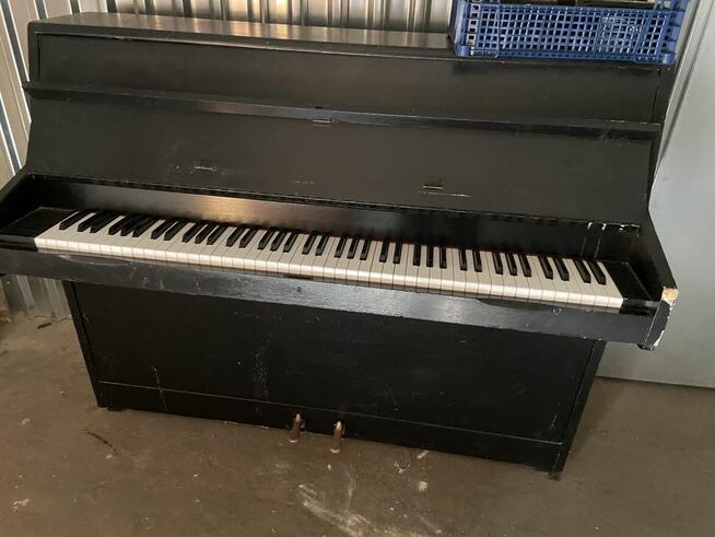Pianino akustyczne Barratt & Robinson (Londyn) – idealne do