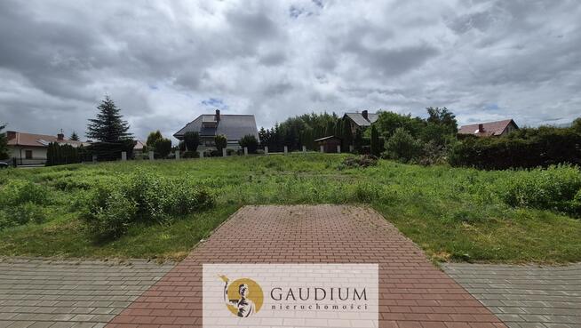 Działka budowlana 854 m², media w drodze, asfalt