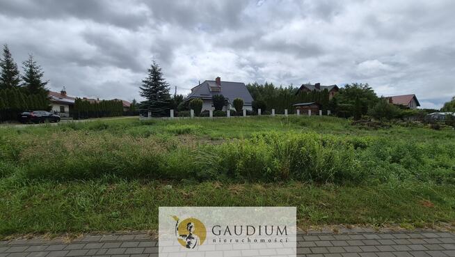 Działka budowlana 854 m², media w drodze, asfalt