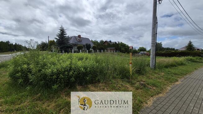 Działka budowlana 854 m², media w drodze, asfalt