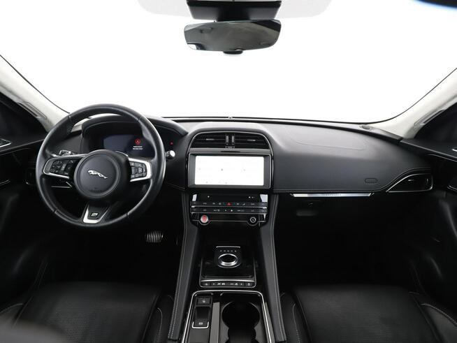 Jaguar F-PACE 25d Automat AWD R-Sport Panorama Navi ACC Grzana Skóra Virtual Kamera