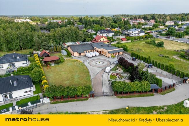 Działający zakład cukierniczy z wyposażeniem