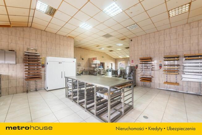 Działający zakład cukierniczy z wyposażeniem