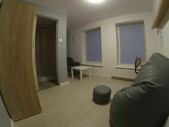 Ostatni pokój z prywatną łazienką i wspólną kuchnią.