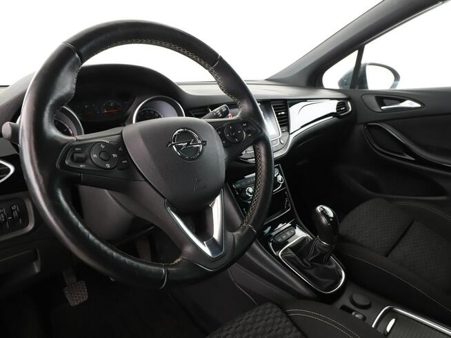 Opel Astra navi klima auto grzane fotele i kierownica kamera i czujniki parkowani